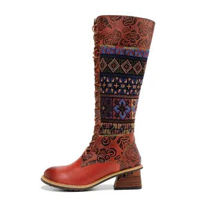 Detailansicht handgefertigter Lederstiefel mit Ethno-Patchwork und Blumenprägung