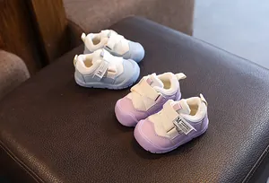 Nahaufnahme von warmen Winter-Babyschuhen mit Plüschfutter in Blau und Lila