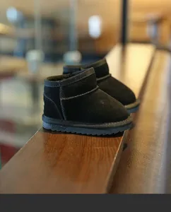 Détail latéral de bottes de neige d'hiver noires pour bébé avec motif de cœur