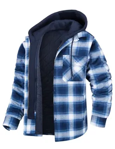 Detailansicht einer blau karierten Herren-Flanelljacke mit blauer Kapuze und Steppfutter.
