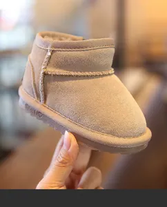 Gros plan d'une botte de neige marron pour bambin avec doublure en peluche douce