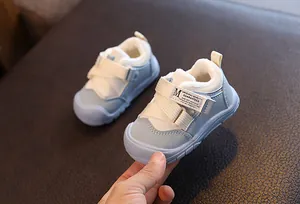 Nahaufnahme blauer Baby-Winterschuhe mit warmem Fleece-Futter und Klettverschluss