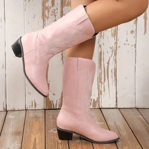 Vue détaillée de bottes roses brodées avec talon épais et style chevalier rétro