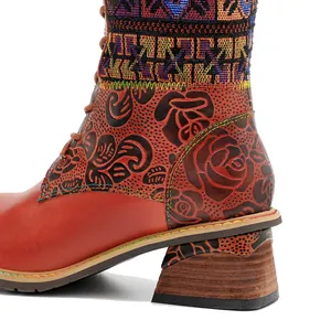 Detailansicht der Retro-Lederstiefel mit Blumenmustern und bunten Webstrukturen