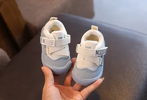 Nahaufnahme von warmem Fleecefutter und Klettverschluss bei blauen Kleinkind-Winterschuhen