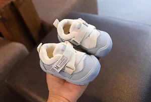 Detail von weichen blauen Baby-Winterschuhen mit warmem Fleecefutter und Klettverschluss