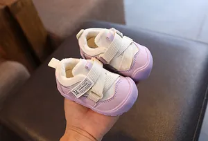 Nahaufnahme von lila Baby-Winterschuhen mit weichem Fleecefutter und Klettverschluss
