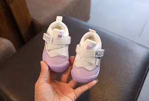 Nahaufnahme von lilafarbenen Kleinkinder-Wintersportschuhen mit warmem Plüschfutter