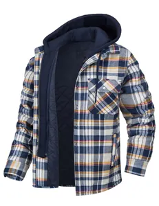 Detaillierte Ansicht der karierten Herrenjacke mit Steppfutter und abnehmbarer Kapuze