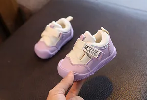 Detaillierte Ansicht warmer lila Kleinkind-Winterschuhe mit dickem weißem Fleecefutter