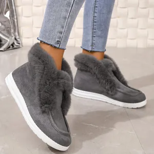 Detailweergave van warme grijze snowboots voor dames met een voering van zacht imitatiebont