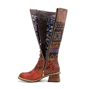 Detailansicht der Vintage-Patchwork-Lederstiefel mit Blumendruck und Reißverschluss