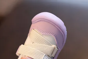 Detailansicht von Baby-Winterschuhen mit violetter Zehenkappe und feinen Nähten