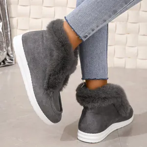 Detail van grijze suède snowboots met dikke kunstbontvoering en een witte zool