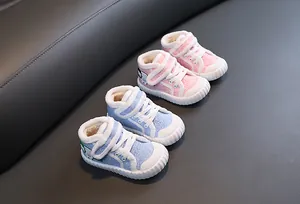 Warme winterwerkschoenen voor kinderen met dikke voering van imitatiebont, roze en blauw.