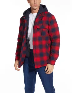 Detailansicht der roten Herren-Kapuzenjacke mit abnehmbarer Kapuze und Karo-Muster