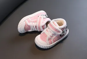 Detailweergave van warme roze gevoerde winterschoenen voor kinderen met een beertje