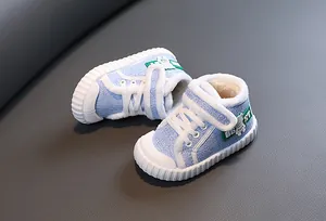 Detail van blauwe winterschoenen voor kinderen met warme witte fleecevoering.