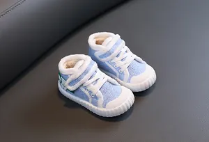 Close-up van blauwe wintergympen voor kinderen met warme pluche binnenkant