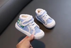 Detail van blauwe winterkinderschoenen met warme witte fleecevoering en antislipzool