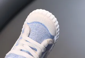 Gedetailleerd overzicht van winterschoenen voor kinderen met warme pluche voering
