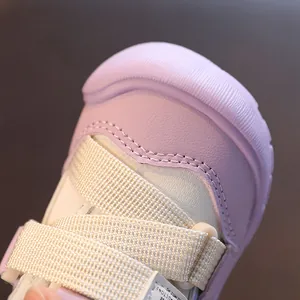 Nahaufnahme lila und cremefarbene Kleinkinder-Wintersneaker mit verstärkter Zehenschutzkappe