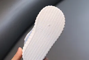 Detailopname van de witte antislip rubberen zool voor casual winterschoenen voor kinderen