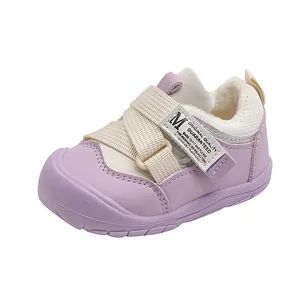 Warme lila gefütterte Kleinkind-Lauflernschuhe mit verstellbarem Klettverschluss