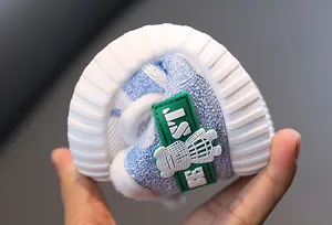 Gedetailleerd overzicht van de flexibele zachte zool van warme winterkinderschoenen met pluche