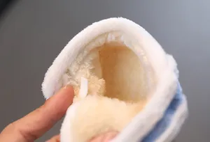 Gedetailleerde close-up van de dikke pluche voering in de winterschoenen voor kinderen.