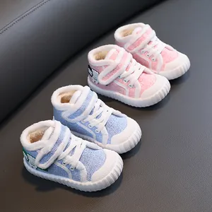 Pluche gevoerde kinderwinterschoenen met dikke antislipzolen in roze en blauw