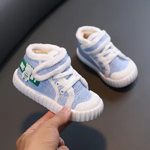 Warme blauwe kinderwintersneakers met zachte witte fleecevoering en antislip rubberen zool