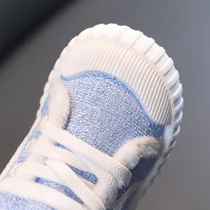 Detail van blauwe warme katoenen kinderschoenen met een witte rubberen beschermende neus