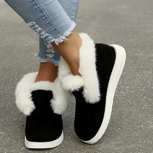 Nahaufnahme schwarzer Wildleder-Schneestiefel mit weißem Kunstpelzbesatz