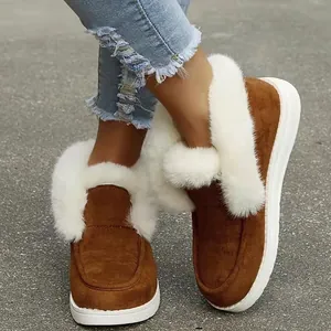Nahaufnahme brauner Damen-Schneestiefel aus Wildleder mit kuscheligem weißem Kunstfellbesatz.