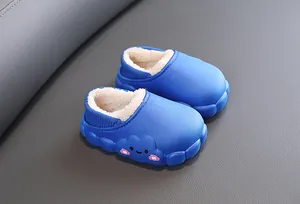 Pantofole invernali blu impermeabili per bambini con fodera in caldo peluche.