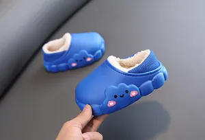 Dettaglio pantofole invernali blu per bambini con calda fodera in pile e nubi carine.