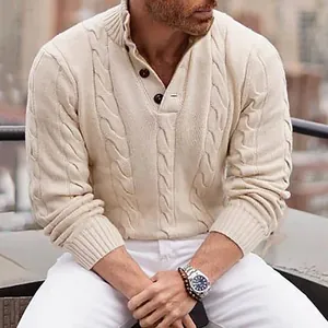 Vista dettagliata di un maglione da uomo beige a trecce con collo alto e bottoni