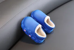 Dettaglio pantofole blu per bambini con calda fodera in peluche e nuvola