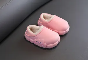 Dettaglio delle pantofole in peluche rosa per bambini con motivo a nuvola carina