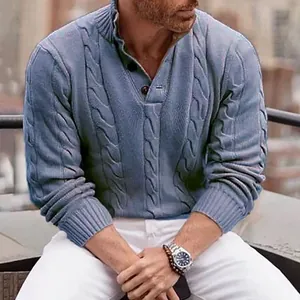 Primo piano di un maglione da uomo in maglia a trecce azzurro con collo alto a bottoni