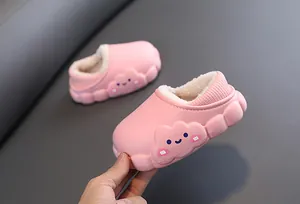 Dettaglio delle pantofole rosa per bambini con nuvola e calda fodera in ecopelliccia