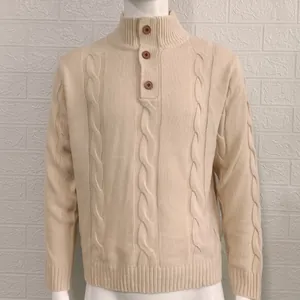 Vista dettagliata di un classico maglione beige a trecce da uomo con collo e bottoni