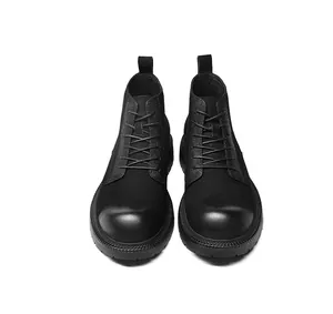 Detailansicht der schwarzen Herren-Arbeitsstiefel mit dicker Sohle und runder Kappe
