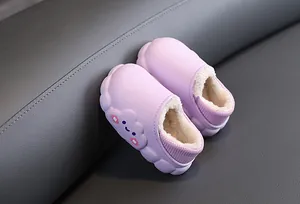 Primo piano di graziose pantofole viola per bambini con fodera in peluche e nuvola