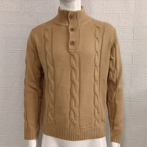Dettaglio di un maglione da uomo a trecce color kaki con collo alto e bottoni
