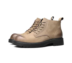 Seitenansicht der Herren-Schnürstiefel mit dicker Sohle aus hellbraunem Leder im Vintage-Stil