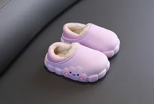 Vista dettagliata delle pantofole a nuvola viola per bambini con fodera in ecopelliccia
