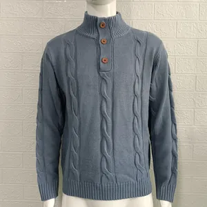 Dettaglio maglione uomo blu in maglia a trecce con collo alto e bottoni decorativi.
