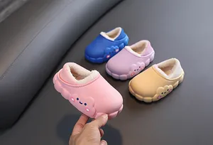 Dettaglio della fodera in peluche nelle pantofole a nuvola impermeabili per bambini.